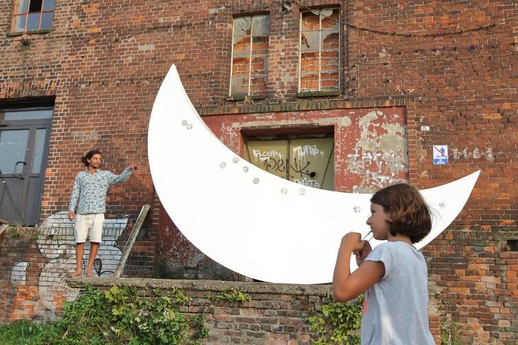 Księżyc przypłynął do Gdańska na tradycyjnym wiślanym galarze. Waży 140 kg, ma 4,5 metra długości i 2 metry wysokości. Na zdj, po lewej autor dzieła - krakowski artysta Bartolomeo Koczenasz
