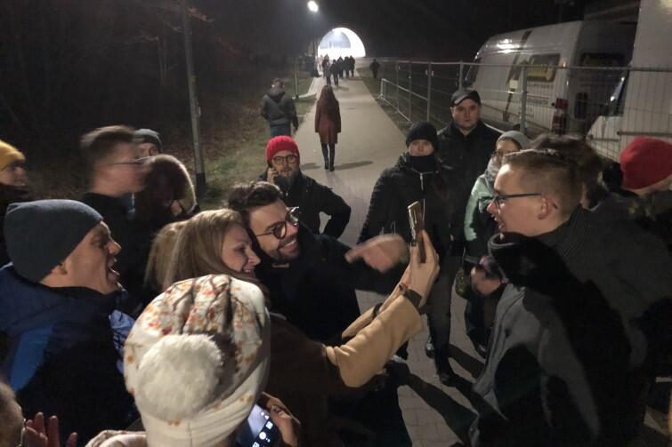 Po koncercie członkowie zespołu Happysad wyszli poza barierki, by spotkać się z fanami. Nz. lider grupy Jakub Kawalec pozuje do selfie z uczestniczką sylwestrowego wieczoru w Jarze Wilanowskim