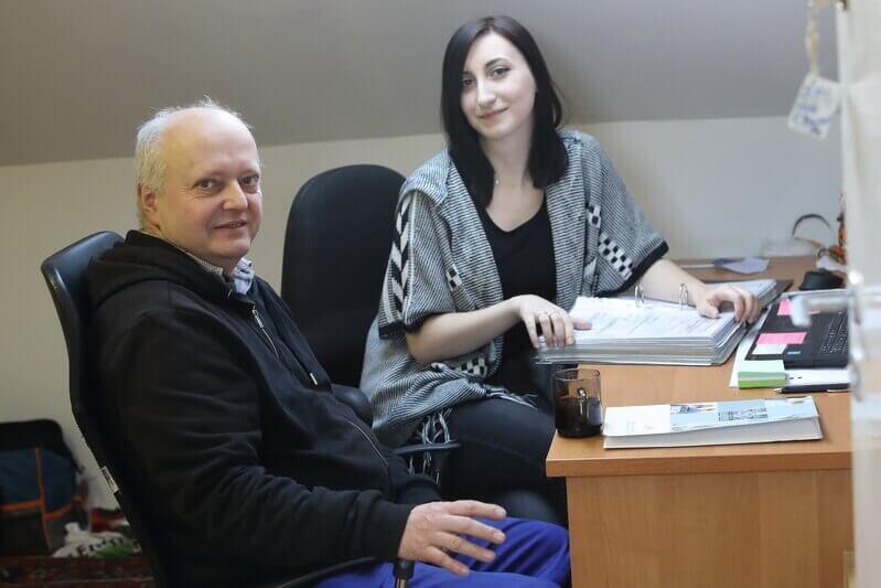 Natalia Richter i Alfred Dobrucki - koordynatorka projektu `Złota rączka dla seniora` i jeden z tytułowych `złotych rączek`