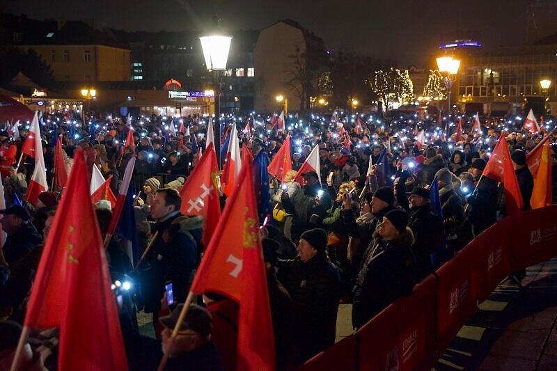 Tysiące gdańszczanek i gdańszczan otoczyły Katownię, z flagami w rękach