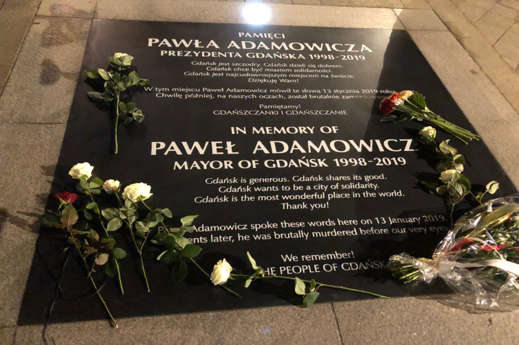 Tablica upamiętniająca prezydenta Adamowicza znajduje się w chodniku tuż przy Złotej Bramie, od strony budynku Katowni