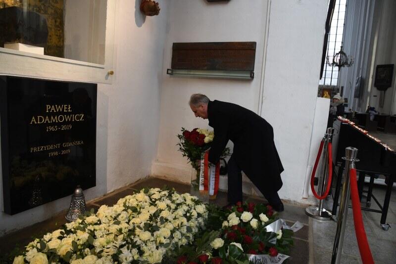 Wojewoda pomorski Dariusz Drelich składa kwiaty na grobie Pawła Adamowicza
