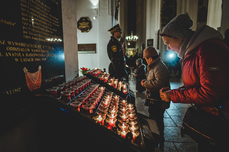 Po mszy św. obecni przeszli pod grób Pawła Adamowicza, który znajduje się w Bazylice Mariackiej