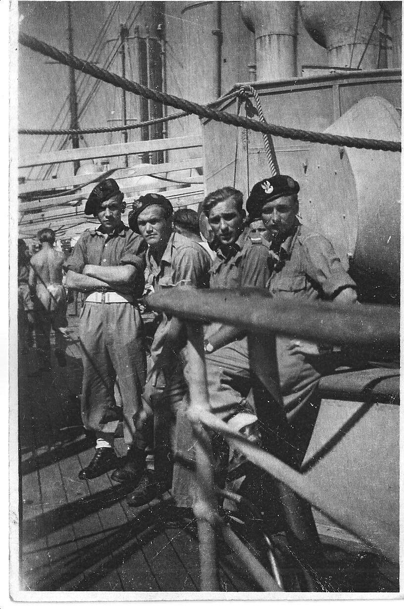 Fotografię wykonano latem 1945 roku, na statku płynącym z Włoch do Anglii 