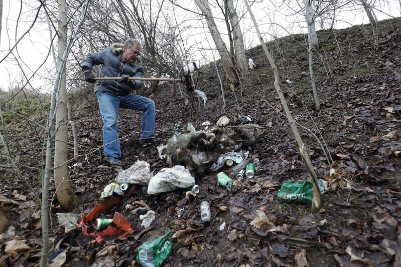 Sąsiedzi wzięli się za zalegające od lat w krzakach stosy śmieci