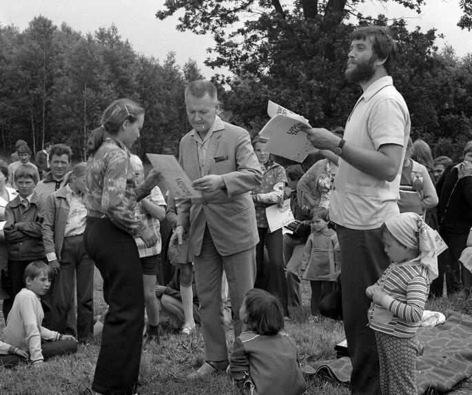 Lech Bądkowski wręcza dyplomy na konkursie „Ludowe talenty”, po prawej Józef Borzyszkowski; Łączyńska Huta, 1972