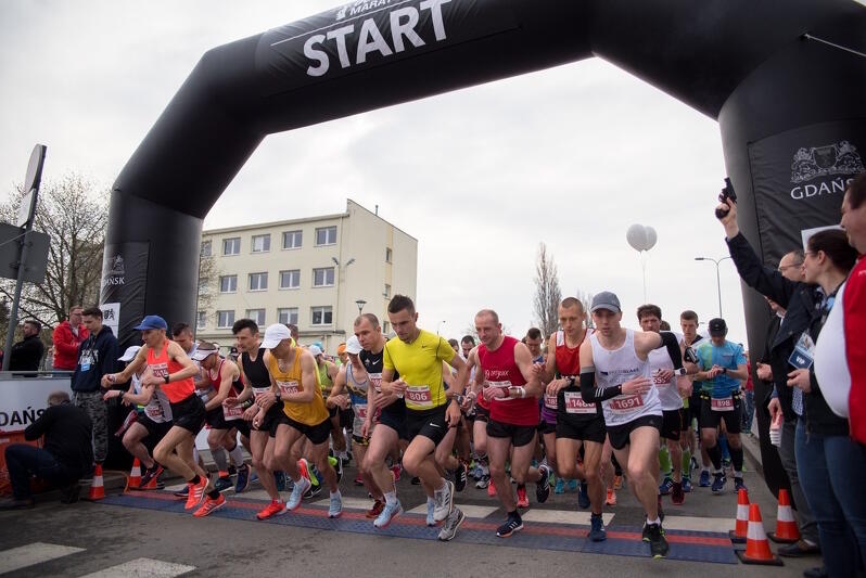 Nz. Moment rozpoczęcia 4. Gdańsk Maratonu, który odbył się w 2018 roku. Licytacja numeru startowego 1  na 6. edycję wydarzenia potrwa do 31 stycznia
