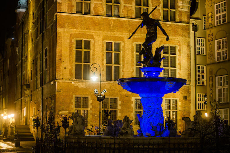 Z okazji obchodów Światowego Dnia Autyzmu Fontanna Neptuna podświetlana jest na niebiesko. Jaki kolor podświetlenia wybierze osoba, która wygra licytację?
