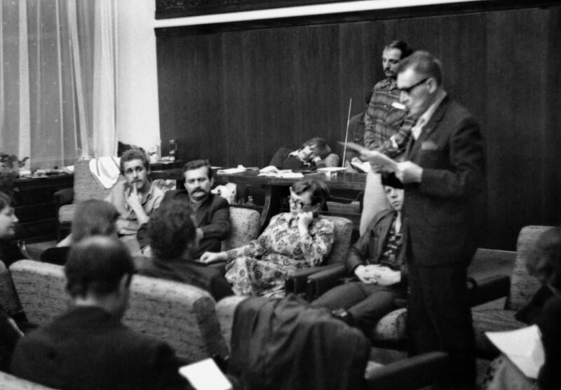 Nocna narada komitetu strajkowego w małej salce BHP podczas strajku w Stoczni Gdanskiej im. Lenina w sierpniu 1980. Na zdjęciu: Lech Wałęsa, Anna Walentynowicz, Lech Bądkowski (stoi)