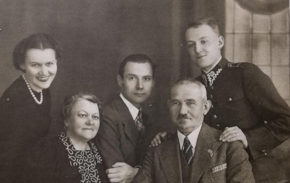 Rodzina Lecha Bądkowskiego – siedzą: matka Zofia i ojciec Kazimierz, stoją od lewej: siostra Aleksandra, brat Tadeusz, Lech; Toruń, maj 1939