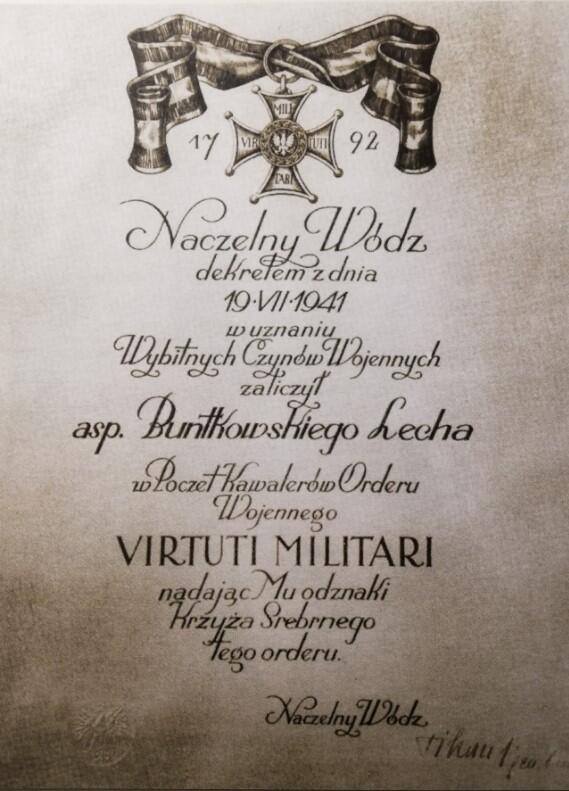 Dyplom potwierdzający nadanie orderu Virtuti Militari; pisownia nazwiska została urzędowo sprostowana w 1947 roku