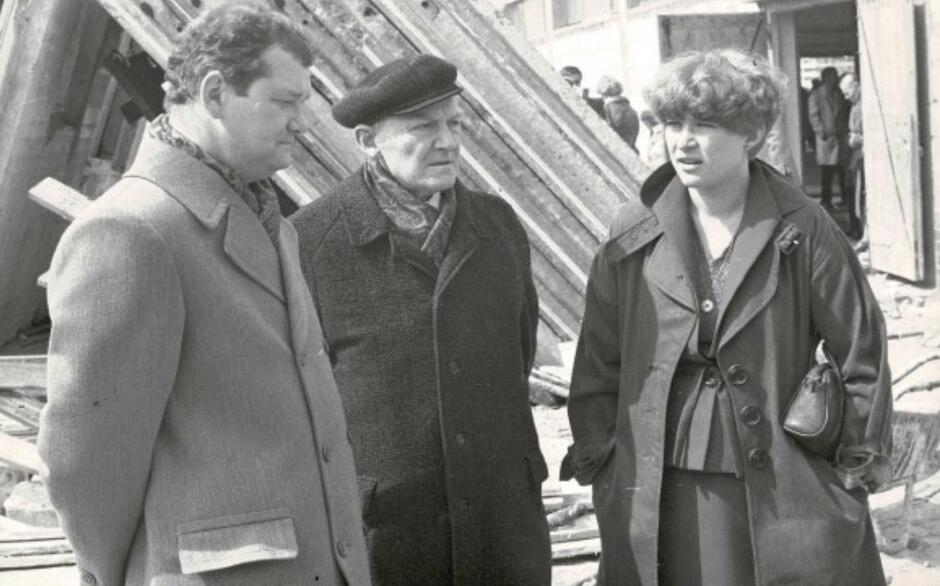 Lech Bądkowski (pośrodku) z córką Sławiną Kosmulską i bratankiem Andrzejem; na Zaspie, 1980