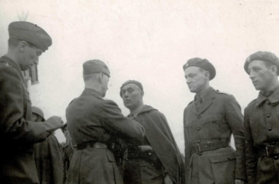 Dekoracja orderem Virtuti Militari, Lech Bądkowski drugi od prawej; Doglas Park, Szkocja, 21 VII 1940