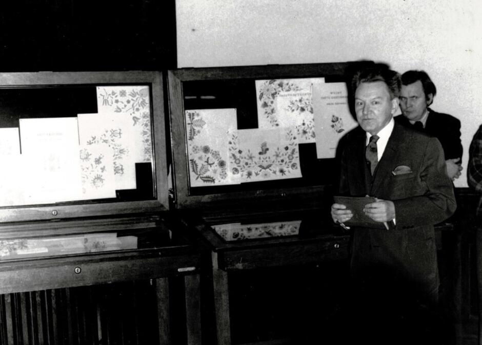 Lech Bądkowski przekazuje dokumenty do Biblioteki Gdańskiej PAN z zastrzeżeniem, że można je otworzyć po pięćdziesięciu latach; w głębi widoczny Bolesław Fac; luty 1976