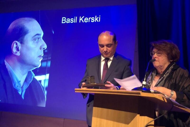 Basil Kerski odebrał nagrodę z rąk Elżbiety Jogałły, córki Jerzego Turowicza