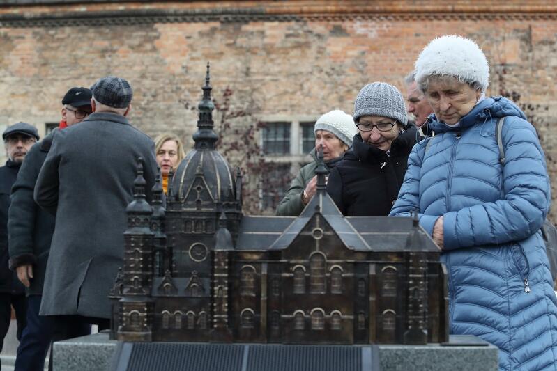 Modlitwą przy makiecie Wielkiej Synagogi w Gdańsku rozpoczęły się obchody Międzynarodowego Dnia Pamięci o Ofiarach Holokaustu