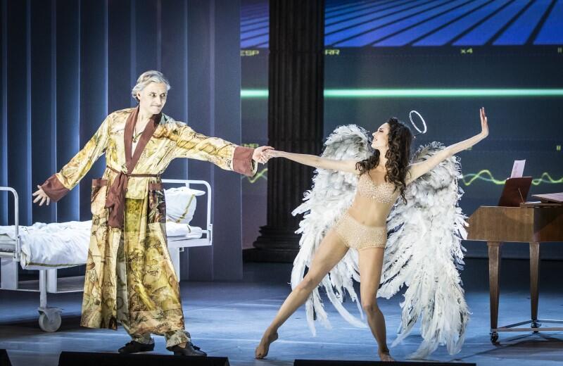 Artur Janda (Don Bucefalo) tańczy z aniołem w tej roli Monika Zaniewicz. Jak potoczą się losy bohaterów zobaczymy już w piątek, 31 stycznia 2020 r. - jako pierwsi w kraju, gdyż spektakl jest polską prapremierą dzieła