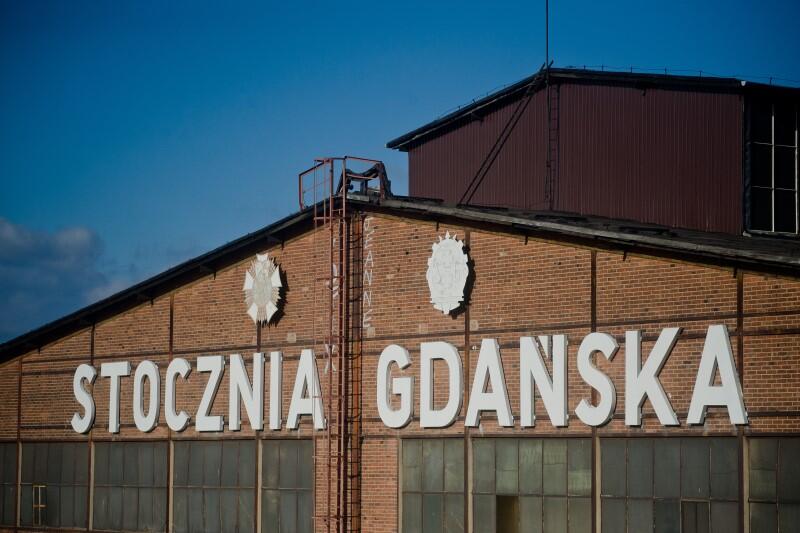 Ten szyld na zabytkowej hali produkcyjnej Stoczni Gdańskiej zna każdy, kto jeździ pociągami SKM między przystankami Gdańsk Główny i Gdańsk Politechnika