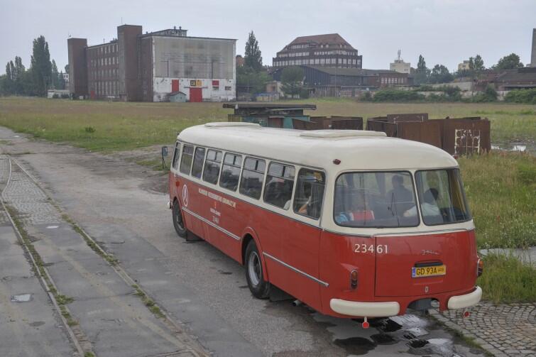 Jedną z atrakcji turystycznych na tym terenie są przejażdżki tzw. 'ogórkiem', zabytkowym autobusem marki Jelcz, z czasów PRL