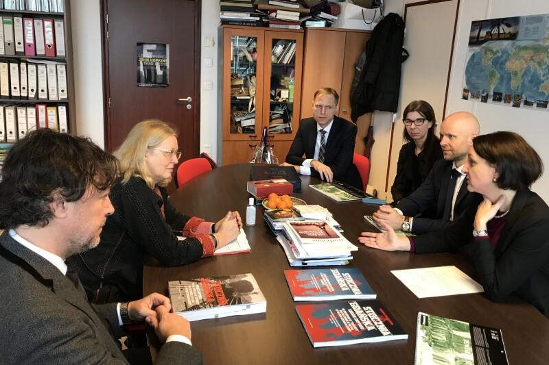 Polska delegacja (po prawej) w rozmowie z kierownictwem UNESCO World Heritage Centre w Paryżu
