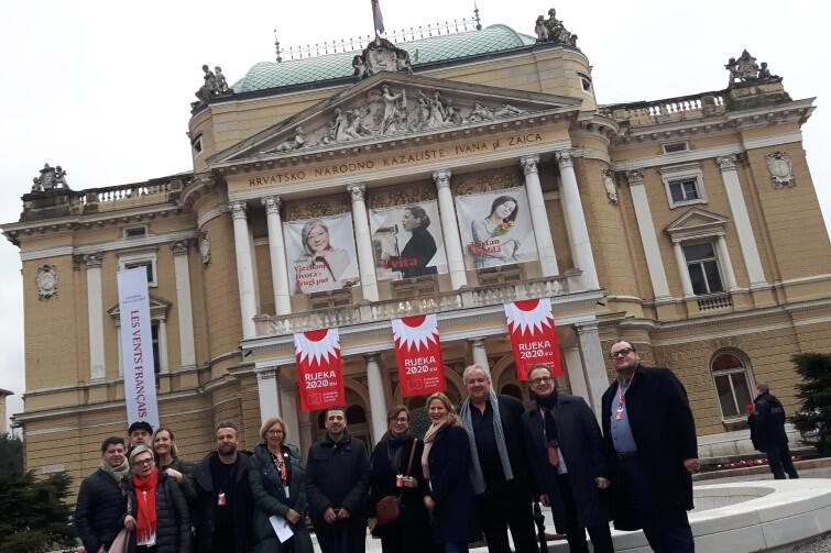 Teatr Narodowy w Rijece, w którym odbyła się inauguracja. Nad wejściem widoczne są flagi z logiem Europejskiej Stolicy Kultury 2020. Osoby widoczne na zdjęciu to przedstawiciele miast chorwackich i europejskich, zaproszeni przez władze Rijeki