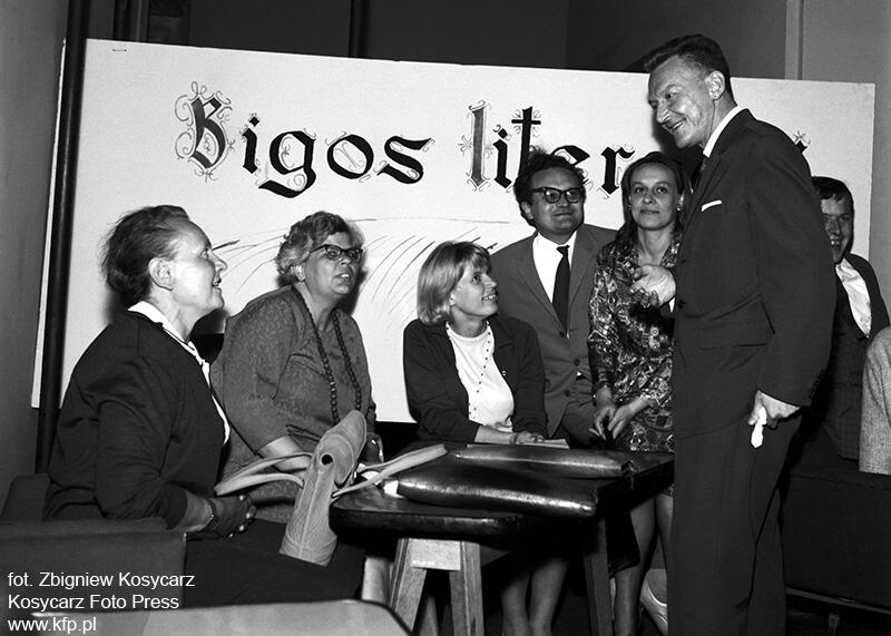 Bigos Party w klubie studenckim Zak w Gdansku 30 czerwca 1965 r. Na zdjęciu od lewej Irena Przewłocka, Maria Kowalewska, Maja Fac, Franciszek Fenikowski, Teresa Sierand i Lech Bądkowski