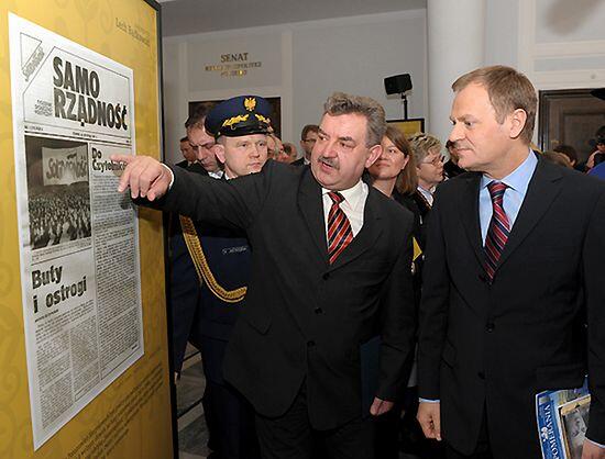 18 luty 2009, Sejm RP. Ówczesny Premier RP Donald Tusk i Senator RP Kazimierz Kleina podczas otwarcia wystawy Autorytety: Lech Bądkowski 