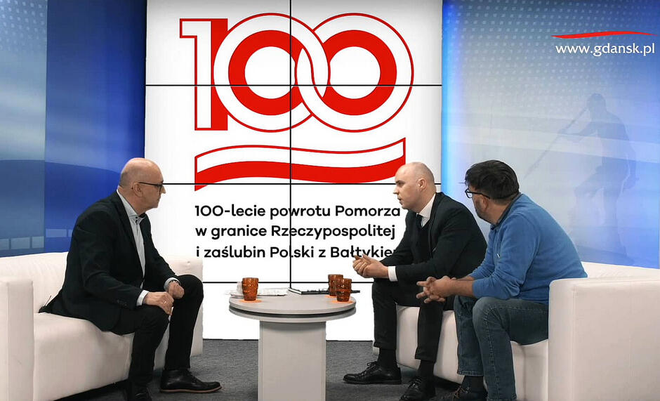 Nz. od prawej Janusz Gawrysiak, Łukasz Grzędzicki i prowadzący program Marek Wałuszko