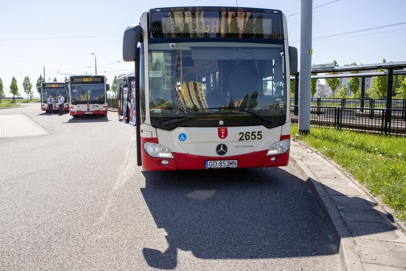 Autobusy przy pętli tramwajowej na Chełmie. Gdańszczanie za kilka miesięcy będą mogli korzystać z biletu metropolitalnego, podobnie jak mieszkańcy kilkunastu innych miast i gmin regionu 