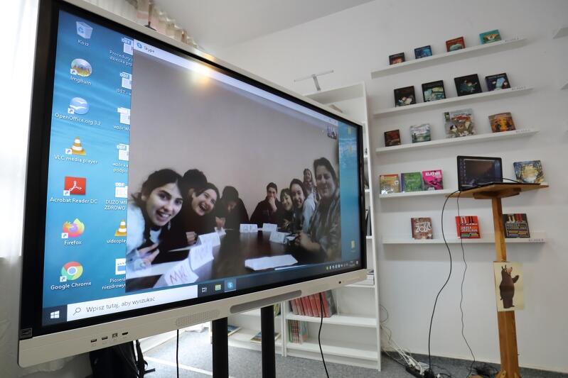 Lekcja odbyła się on-line, z ekranu pozdrawiają uczniowie z Abchaskiej Szkoły Podstawowej nr 5 w Kutaisi, do której uczęszczają dzieci uchodźców z Abchazji