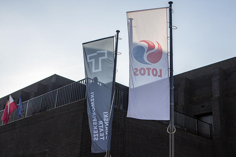 Przed teatralnym gmachem zawieszono obok siebie dwie flagi - GTS i Lotosu, jako głównego sponsora