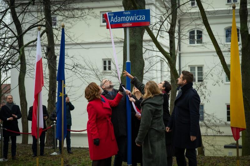Uroczystość odbyła się w piątek, 14 lutego, w południe. Od tej chwili aleja w warszawskim Parku Tadeusza Mazowieckiego nosi imię Pawła Adamowicza