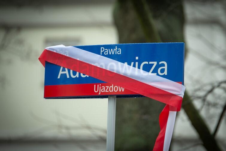 Tablica z nazwiskiem zamordowanego prezydenta Gdańska tuż przed odsłonięciem - owinięta była biało-czerwona szarfą