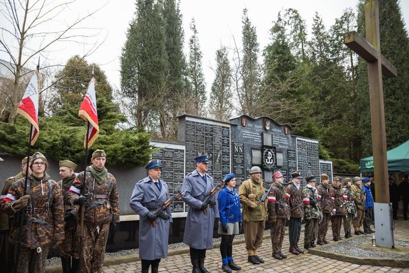 Od pięciu lat rocznicy przeistoczenia się Związku Walki Zbrojnej w Armię Krajową, towarzyszy w Gdańsk symboliczna uroczystość zapalenia światła dla bohaterów na każdej z mogił Kwatery AK na Cmentarzu Łostowickim