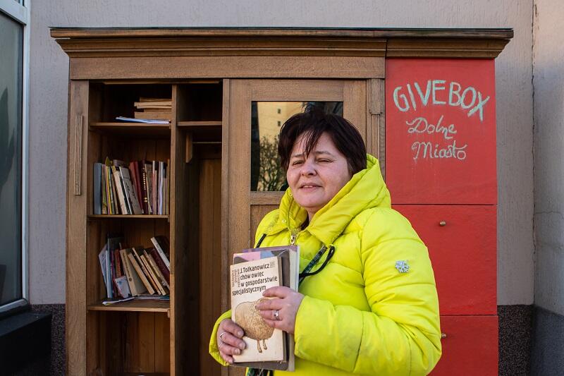 Wioletta Narkowicz z Wyspy Sobieszewskiej kilkakrotnie odwiedzała już givebox - tym razem z naręczem przeczytanych książek