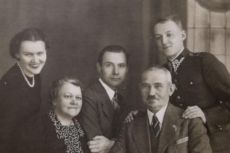 Rodzina Lecha Bądkowskiego - siedzą: matka Zofia i ojciec Kazimierz, stoją od lewej: siostra Aleksandra, brat Tadeusz, Lech; Toruń, maj 1939 