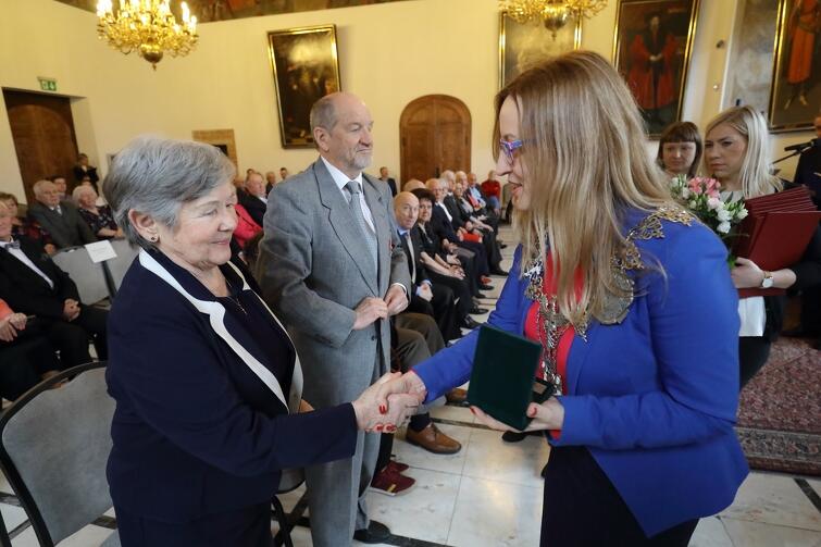 Medale za długoletnie pożycie małżeńskie wręczała gdańskim parom Agnieszka Owczarczak, przewodnicząca Rady Miasta Gdańska wręczy parom 