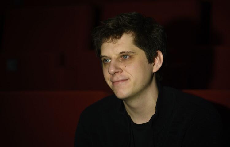 Spektakl reżyseruje Franciszek Szumiński (ur. 1993), absolwent krakowskiej AST, laureat Głównej Nagrody Ministra Kultury i Dziedzictwa Narodowego 8. Forum Młodej Reżyserii w 2018 roku 