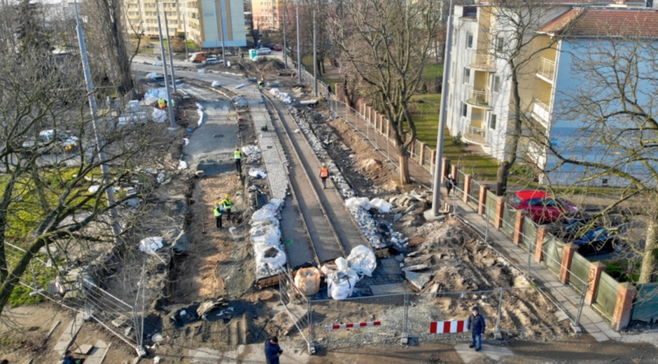 Po udostępnieniu do ruchu części torowiska na Stogach, prace zintensyfikowano w centrum dzielnicy