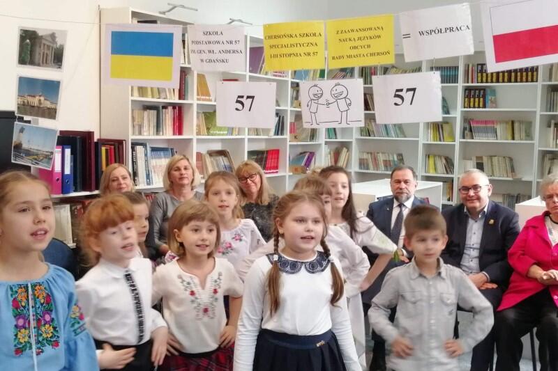 Dzieci z SP 57 w Gdańsku prezentują program artystyczny, przygotowany specjalnie dla nowych koleżanek i kolegów z Chersonia w Ukrainie. Występ transmitowany był za pomocą skype'a