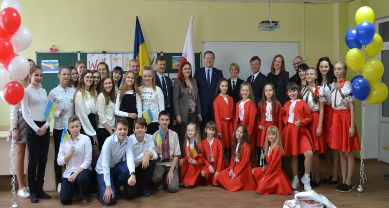 Przedstawiciele Szkoły nr 57 w Chersoniu, którzy za pośrednictwem Internetu uczestniczyli w uroczystym podpisaniu umowy o współpracy z SP nr 57 w Gdańsku