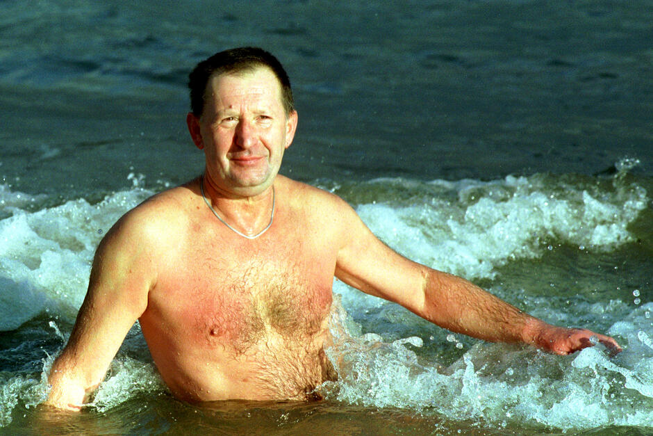 Lech Szymaniuk podczas morskiej kąpieli w Jelitkowie w dniu 25 listopada 2001 roku 