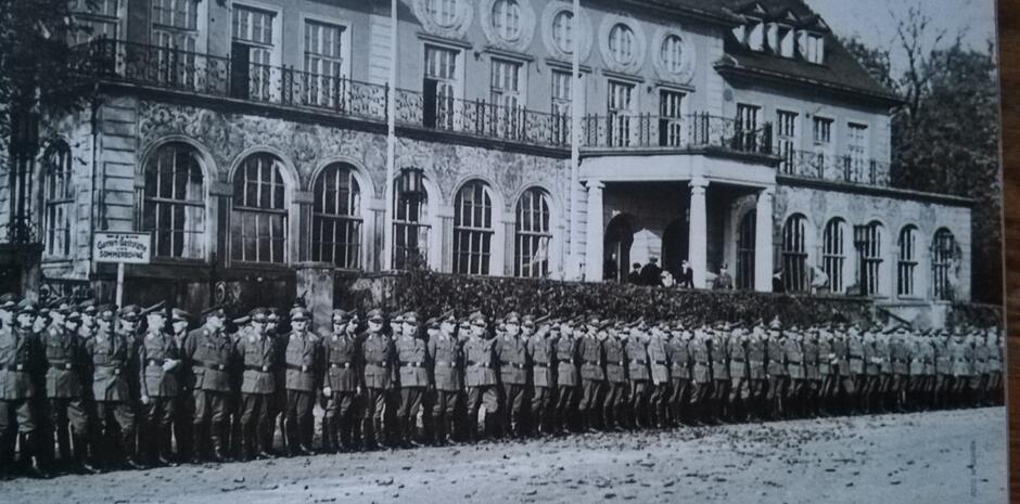 Uroczystość wojskowa przed budynkiem Strzelnicy, lata wojenne