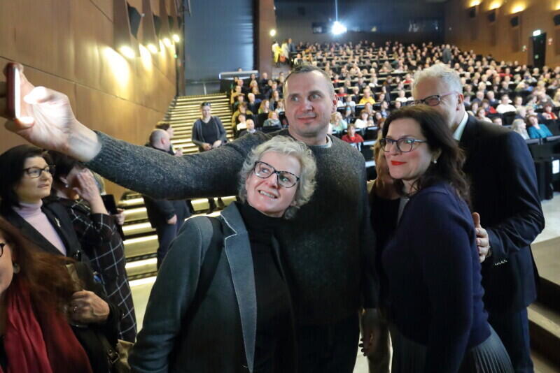 Polska premiera filmu Numery  Olega Sencowa w Europejskim Centrum Solidarności. Sala była pełna do ostatniego miejsca, nie brakowało też chętnych do wspólnego zdjęcia z ukraińskim reżyserem