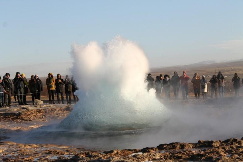 Islandia jest m.in. krajem licznych atrakcji przyrodniczych i geologicznych. Nz. wybuchająca fontanna nad największym gejzerem Strokkur