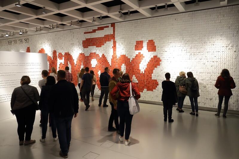 Zdjęcie z Nocy Muzeów w maju 2019 r. Europejskie Centrum Solidarności w Gdańsku to nie tylko wystawa stała, na której możemy się zapoznać z historią najnowszą - historią strajków '80 i powstania ruchu Solidarności. To jedna z najważniejszych instytucji kultury na Pomorzu, odpowiadająca za wiele dużych wydarzeń w Gdańsku
