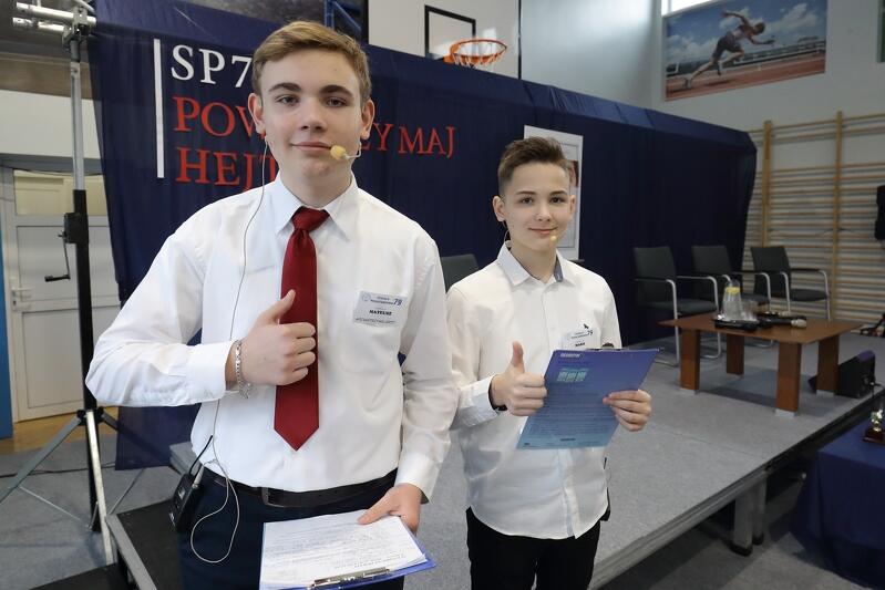 Mateusz i Maks z klasy VIII a poprowadzili debatę #PowstrzymajHejt w Szkole Podstawowej nr 79 w Gdańsku