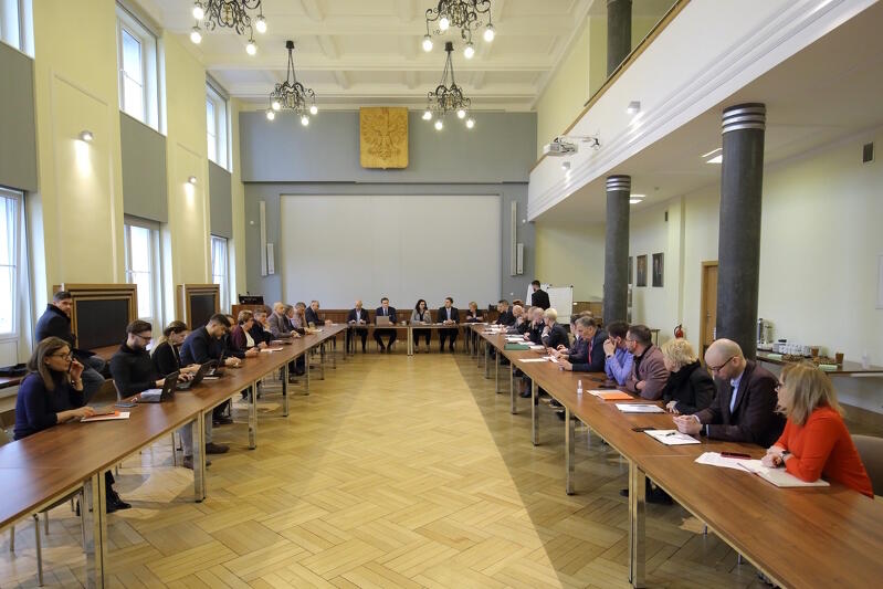 Władze Gdańska, zarządy miejskich spółek (m.in. ZTM, Gdańskich Nieruchomości, GIWK), urzędnicy i służby mundurowe regularnie spotykają się na zebraniach sztabu kryzysowego, by wymieniać się najświeższymi informacjami z miasta