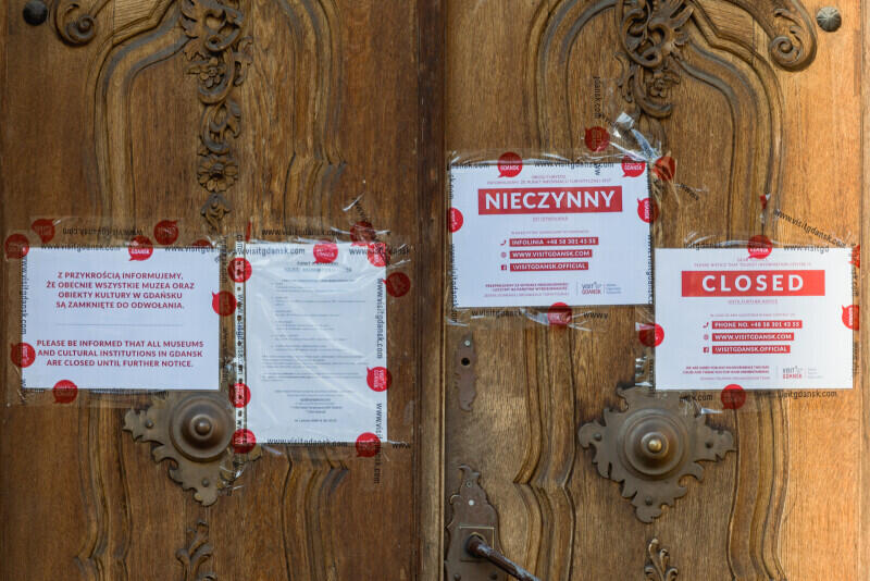 Ozdobne drzwi nieczynnego punktu informacyjnego Gdańskiej Organizacji Turystycznej przy Długim Targu