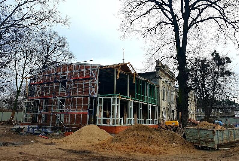 Luty 2020 r. - prace w Domu Zdrojowym w gdańskim Brzeźnie: aktualnie konserwacji poddawane są m.in. cegły i elementy drewniane na dwóch szachulcowych ścianach zewnętrznych, trwa montaż odnowionych werand